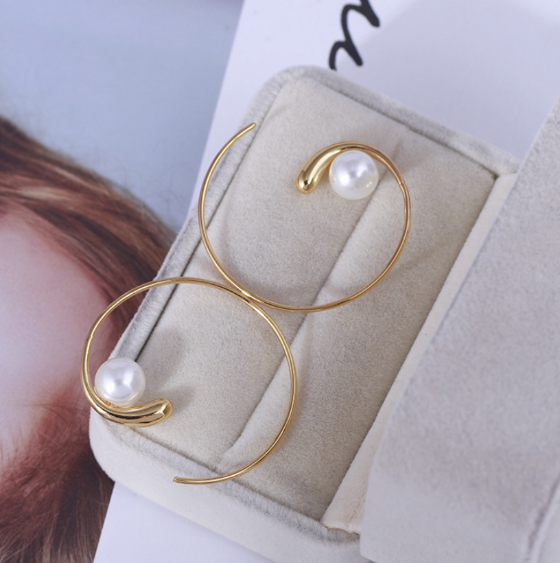 Rupert's Tears C Shape Earrings with Pearl